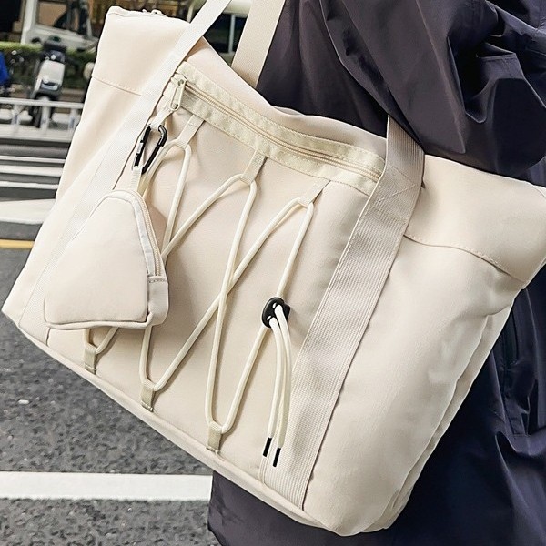 Women's short-distance hand-held large-capacity travel bag, casual and fashionable sports and fitness bag, commuting design tote bag Application Scenario