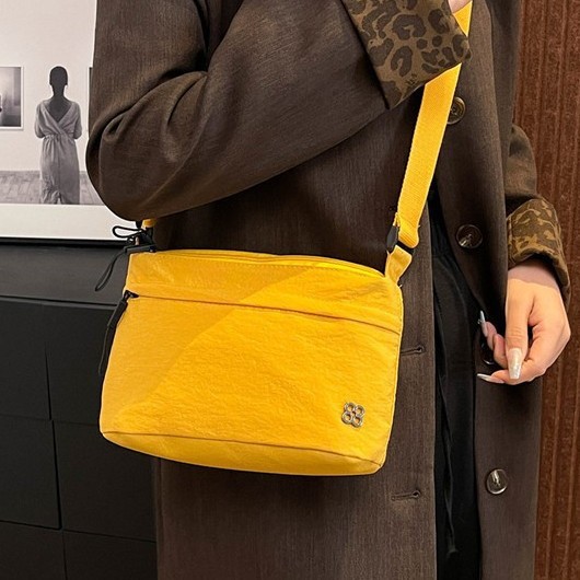 New autumn and winter bag for 2024: Simple, ultra-light, high-end texture, niche solid color single-shoulder bag, fashionable and versatile crossbody bag details Picture