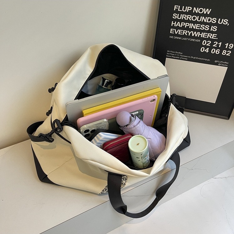 Simple dry-wet separation casual short travel bag, large-capacity lightweight single-shoulder crossbody bag, sports and fitness handbag Application Scenario