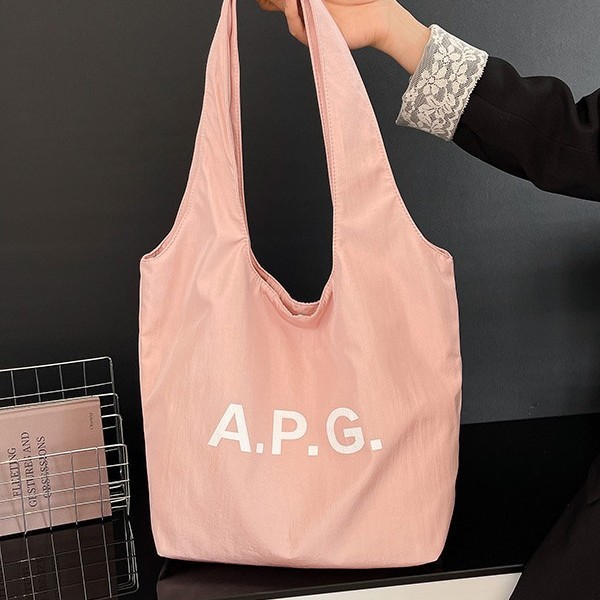 The new Tote simple single-shoulder bag has a large capacity of 2025. It features fashionable characters under the armpits and is suitable for a mother and daughter's spring casual commute Application Scenario