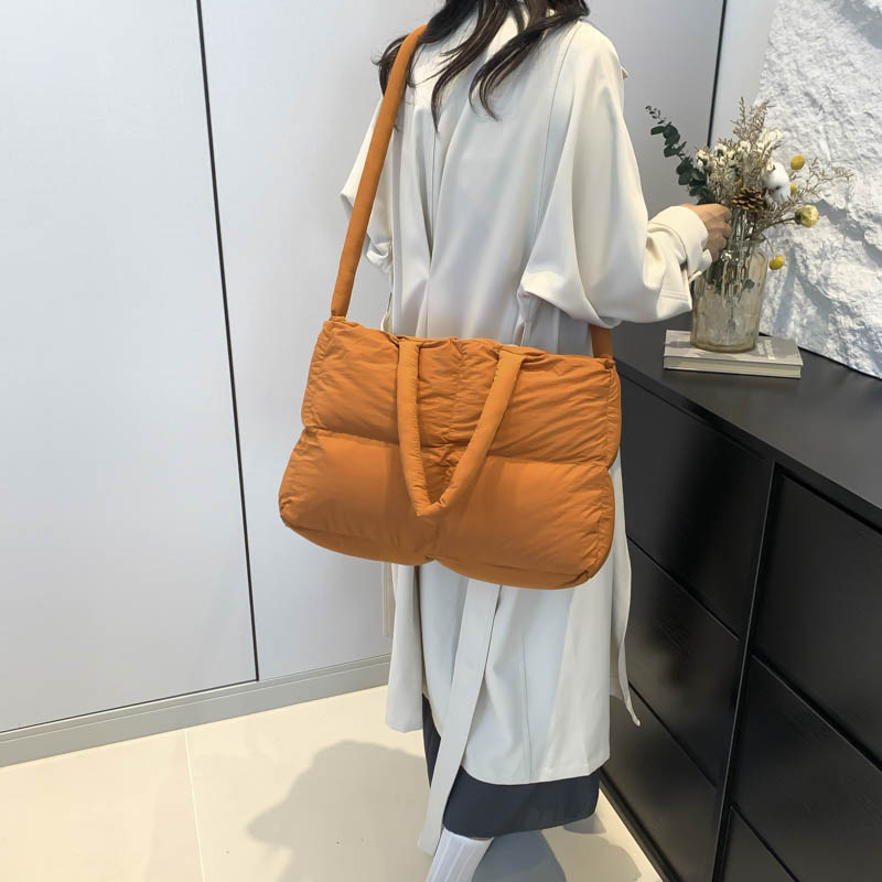 This is a new, trendy and casual single-shoulder bag for women in the 2024 summer Korean version. It is a versatile crossbody bag Specification drawing
