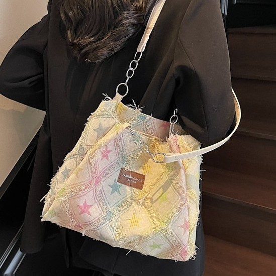 This is a stylish and trendy denim tote bag with a star-patterned design. It features a large-capacity, casual and fashionable single-shoulder bag full figure