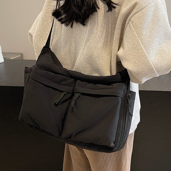 New crossbody bag with a laid-back workwear style, nylon large-capacity single-shoulder bag 2024, casual and versatile multi-pocket tote bag Application Scenario