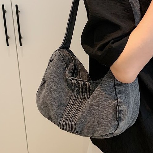 The 2025 new denim underarm bag for women is a versatile summer fashion travel, casual and commuting single-shoulder bag full figure