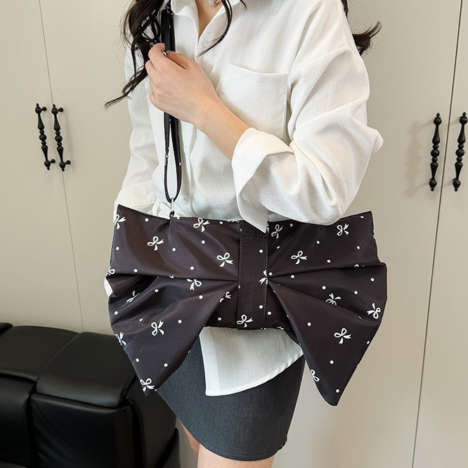 Fashionable and simple bow bag, women's single-shoulder underarm bag, fashionable and versatile casual crossbody bag, travel college student bag Application Scenario