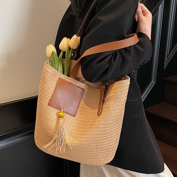 Summer woven bags, women's underarm bags, fashionable and simple hand-held straw woven bags, single-shoulder bags, large-capacity casual tote bags Application Scenario