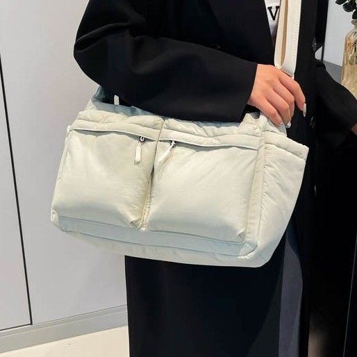 Fashionable and casual shoulder bag, cotton-padded jacket, cloud bag, single-shoulder crossbody bag, multi-pocket water-resistant, large-capacity nylon fabric bag Specification drawing