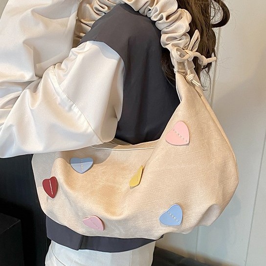 A new trendy women's single-shoulder dumpling bag design for autumn and winter, a lightweight travel pleated casual commuting tote bag Specification drawing