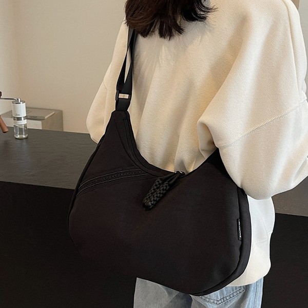 A fashionable new high-end underarm bag, a versatile new single-shoulder niche dumpling bag, a lightweight single-shoulder crossbody bag for autumn and winter Specification drawing