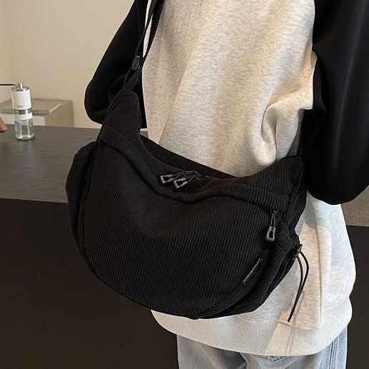 Dumpling Bag Women's crossbody bag with large capacity, 2024 New corduroy Japanese casual and versatile single-shoulder bag Application Scenario