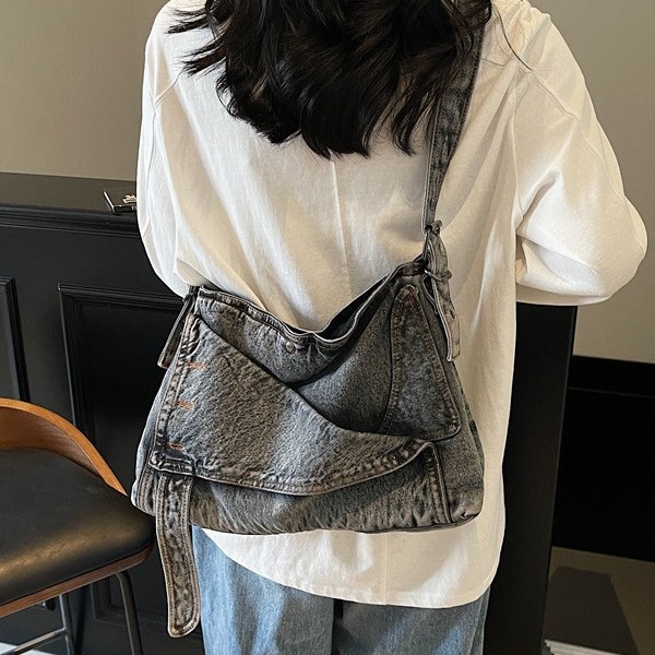 The new French niche denim bag for women in the summer of 2025, the crescent-shaped bag, is stylish and stylish. The single-shoulder bag and crossbody bag are trendy Specification drawing