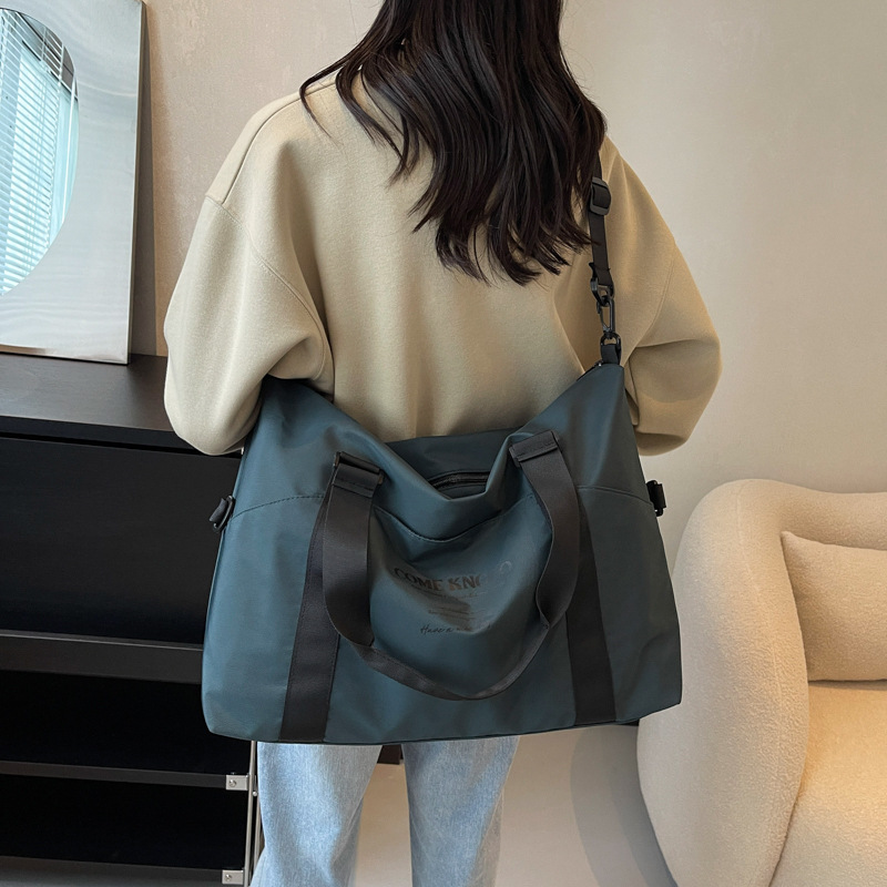 Wholesale of large-capacity short-distance travel bags for foreign trade leisure, new simple fitness bags, lightweight and versatile crossbody boarding bags Application Scenario