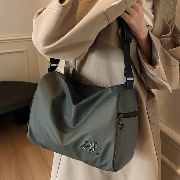 A new stylish large-capacity commuter small bag for women, a 2024 new casual and versatile underarm bag and crossbody square bag details Picture