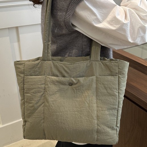 A simple and large-capacity tote bag for women, a new solid-color simple hand-held, niche and casual single-shoulder armpit bag full figure