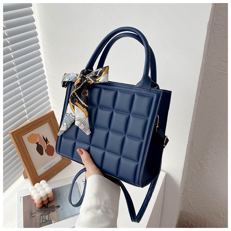 This large-capacity underarm handbag is a trendy and fashionable crossbody tote bag for women in Spring/Summer 2023 Application Scenario