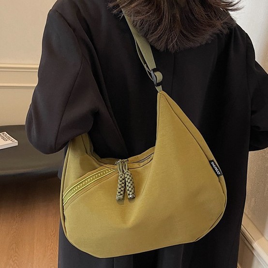 The new large-capacity tote bag is lightweight and versatile. The solid-color crescent-shaped bag, the fashionable college-style dumpling bag, and the portable student bag Specification drawing
