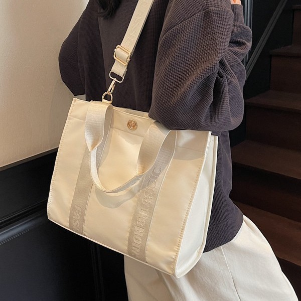 Casual large-capacity tote bag 2025 Spring New Style fashionable, simple and versatile handbag, women's nylon crossbody bag Application Scenario