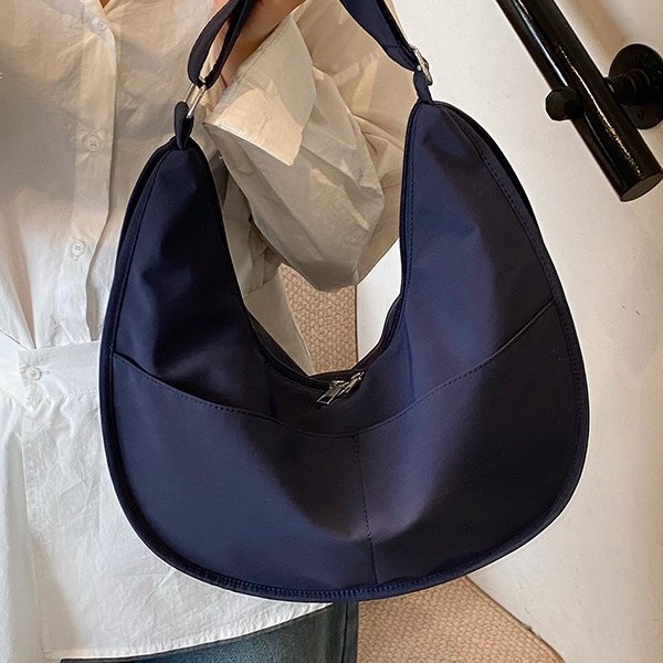 Nylon fabric bag for women, single-shoulder large-capacity student bag for class, commuting, crossbody dumpling bag, soft and simple crescent-shaped bag Application Scenario