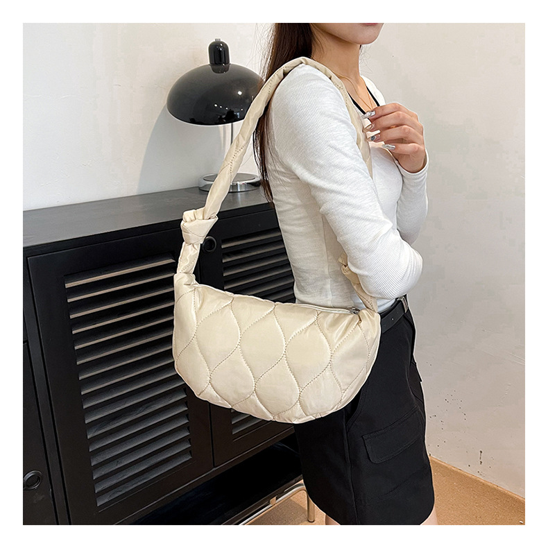 This year, single-shoulder bags are popular. The new autumn 2024 collection features a niche dumpling bag for women, a fashionable and simple crossbody bag for women details Picture