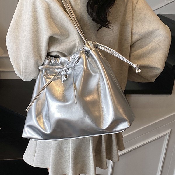 A simple and large-capacity drawstring underarm bag for women, a new spring 2025 fashion single-shoulder bag, a Korean style trendy tote bag details Picture