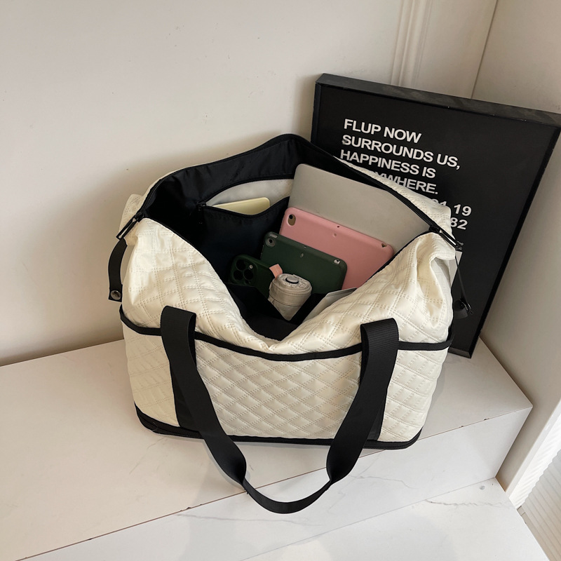 The new lightweight short-distance travel bag, the diamond-shaped hand-held dry and wet separation sports and fitness bag, and the expandable crossbody luggage bag details Picture