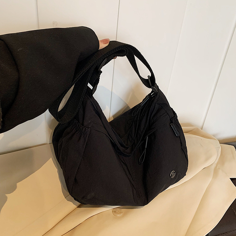 This simple and elegant crossbody bag is suitable for women's sports, lightweight, and has a large capacity. It is a versatile and casual single-shoulder bag for women Specification drawing