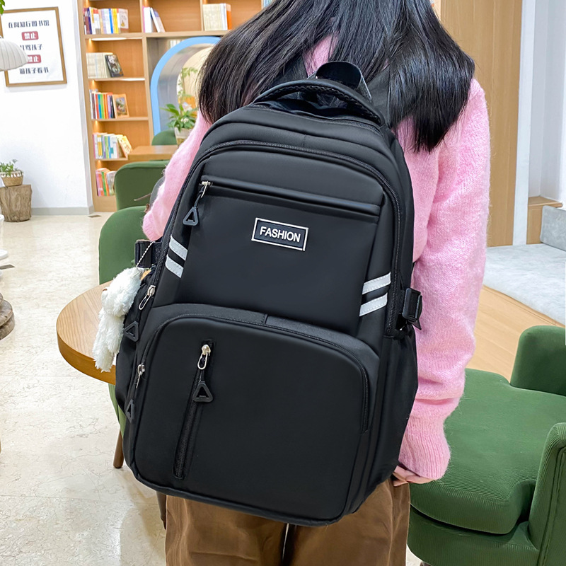 The new large-capacity casual backpack is versatile and suitable for primary and secondary school students. It is a backpack with multiple layers for both men and women and a horizontal appearance Specification drawing
