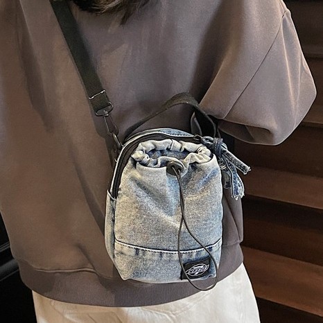 Crossbody bag, color-blocking drawstring bag, men's and women's bucket bag, lightweight water cup bag, single-shoulder bag, travel portable bag Specification drawing