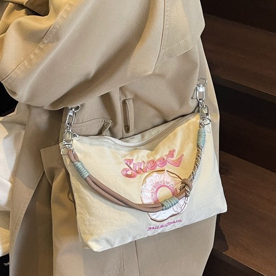 2025 New Japanese-style single-shoulder crossbody bag for women, large capacity, cute and lightweight, nylon fabric embroidered small bag, mobile phone case Application Scenario