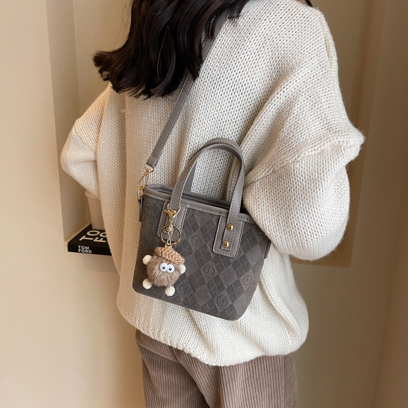 Fashionable and versatile hand-held bucket bag for women, 2025 new retro and high-end style single-shoulder bag, casual commuting crossbody bag Application Scenario