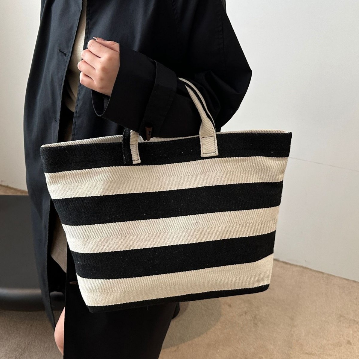 Casual and fashionable Korean striped shopping bag, creative and fashionable women's handbag, lightweight and simple student canvas handbag Application Scenario