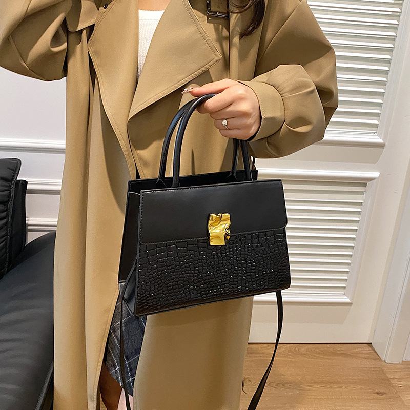 A new 2024 European and American fashion retro women's handbag, single-shoulder bag with crocodile pattern and large capacity crossbody bag Specification drawing