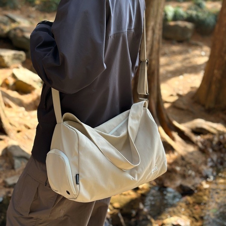 2024 Autumn new large-capacity canvas single-shoulder crossbody fitness bag, business trip short travel bag, versatile tote bag Application Scenario