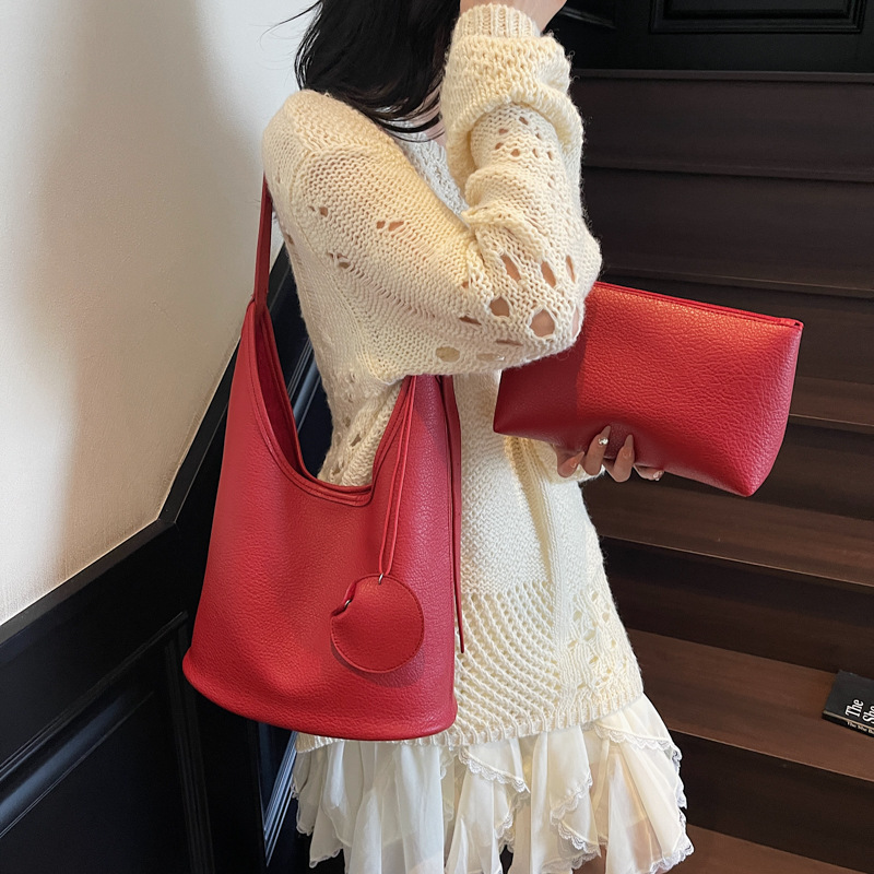 Korean single-shoulder bag, women's large-capacity underarm bag, 2025 new style, versatile commuter bucket bag, stylish tote bag details Picture