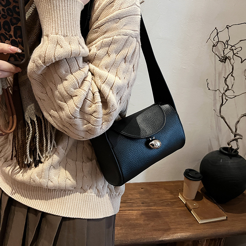 The new cylindrical bag features a niche design that is fashionable and casual. It is a trendy Korean-style, versatile Boston bag Application Scenario