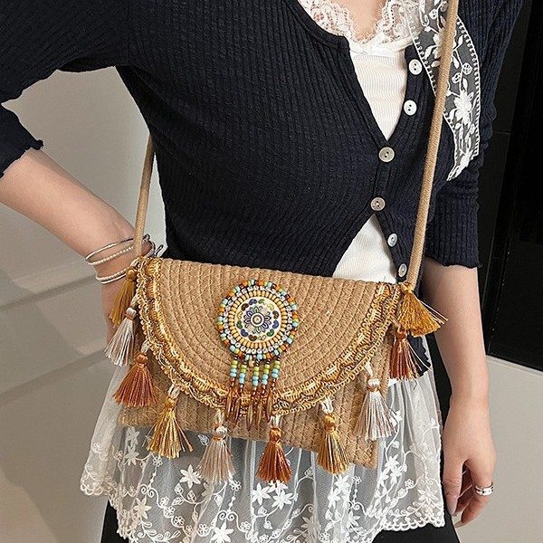 Spring new casual woven bag, straw woven bag, hand-held ethnic style niche crossbody bag, tassel texture single-shoulder bag Application Scenario