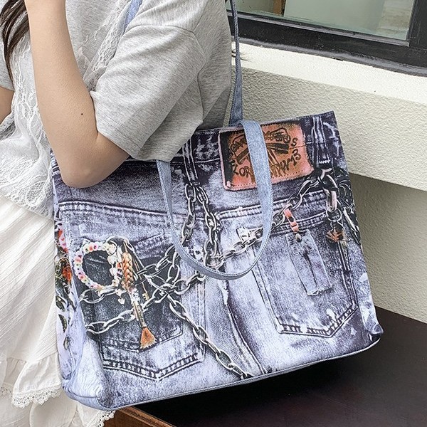 The retro-style patchwork denim single-shoulder tote bag catches the eye with its new summer fashion and niche design for women details Picture