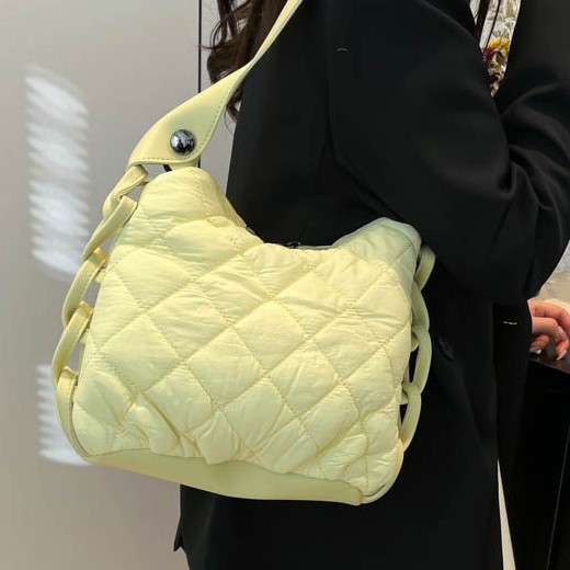Diamond-patterned cotton jacket bag, fashionable ins trendy and elegant women's bag, new winter 2024 casual single-shoulder bag, cross-border full figure