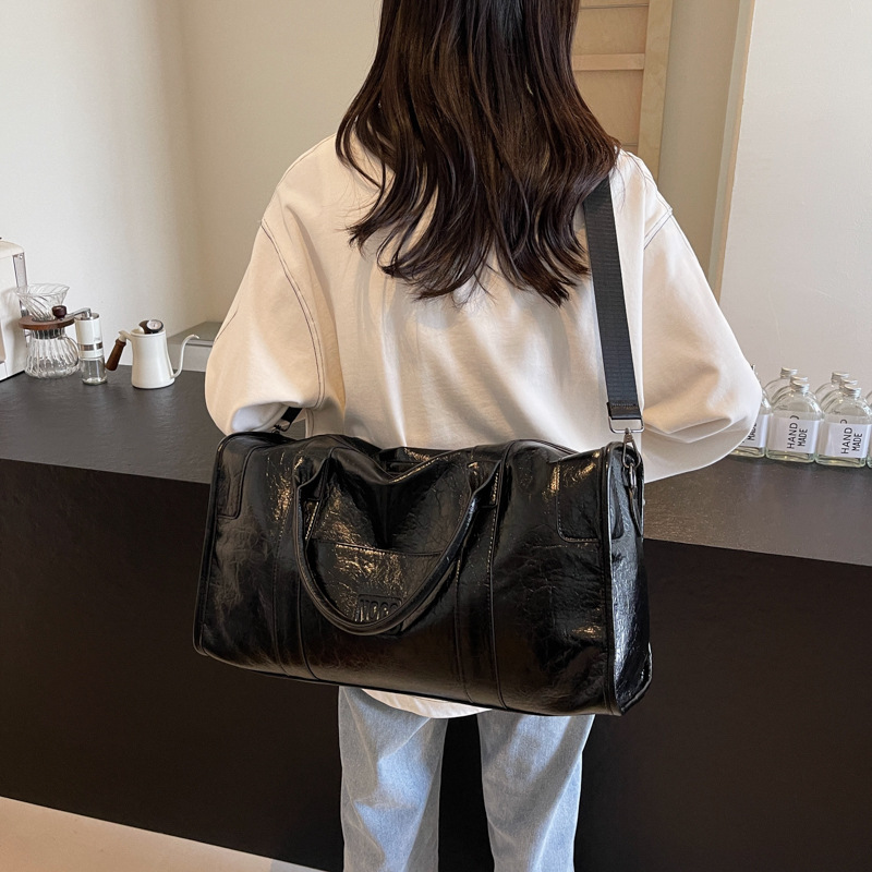 New cross-border business travel bags, large-capacity student accommodation luggage bags, men's and women's soft leather-like sports and fitness bags Application Scenario
