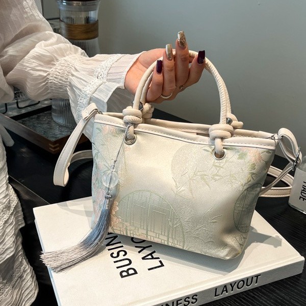 Underarm bag, a fresh and trendy new Chinese-style single-shoulder bag for women, a niche and high-end fashionable crossbody bag for summer 2025 Application Scenario