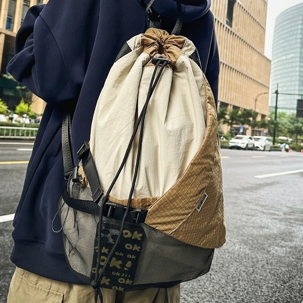 Trendy, lightweight outdoor bag, color-blocking, clipped travel bag, large-capacity, niche design travel bag, student backpack full figure