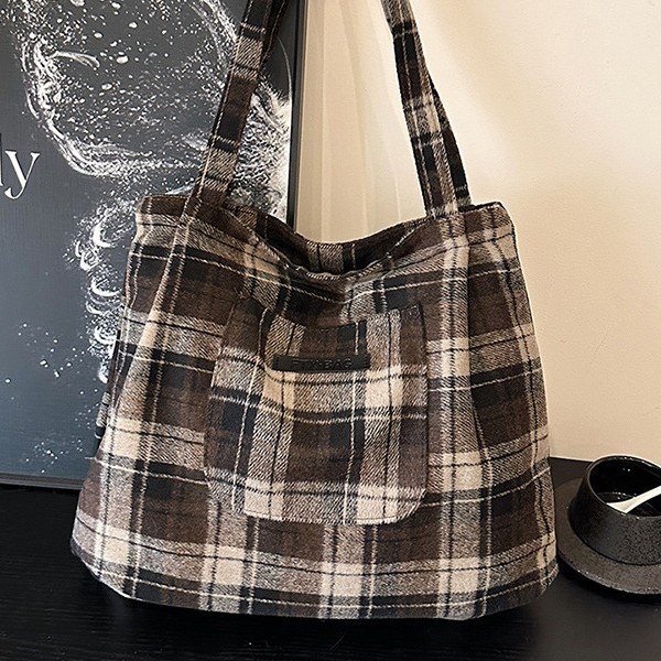 Autumn and winter woolen checkered large bag for women, 2024 new Korean-style tote bag, school-style casual large capacity single-shoulder bag Application Scenario
