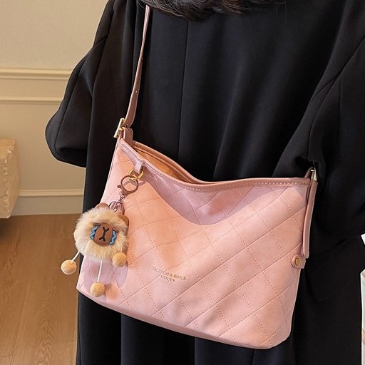 A simple and large-capacity women's 2024 new single-shoulder underarm bag, a fashionable diamond-shaped commuting style crossbody bucket bag full figure