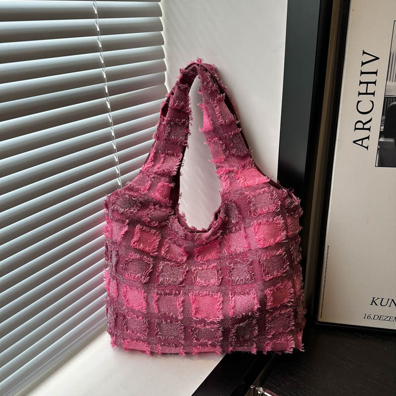 This year, the trendy autumn and winter collection of women's bags is a new Instagram checkered single-shoulder bag, a casual and versatile tote bag full figure