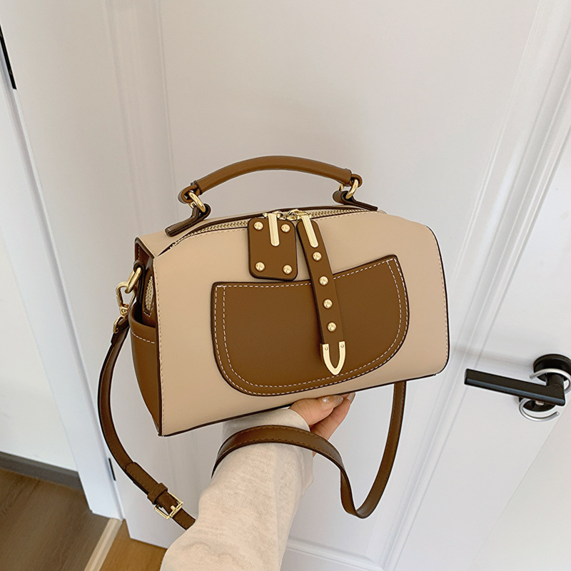 This year, the 2024 new high-end color-blocking single-shoulder crossbody bag for women is stylish and versatile. It's a small square hand-held bag Specification drawing