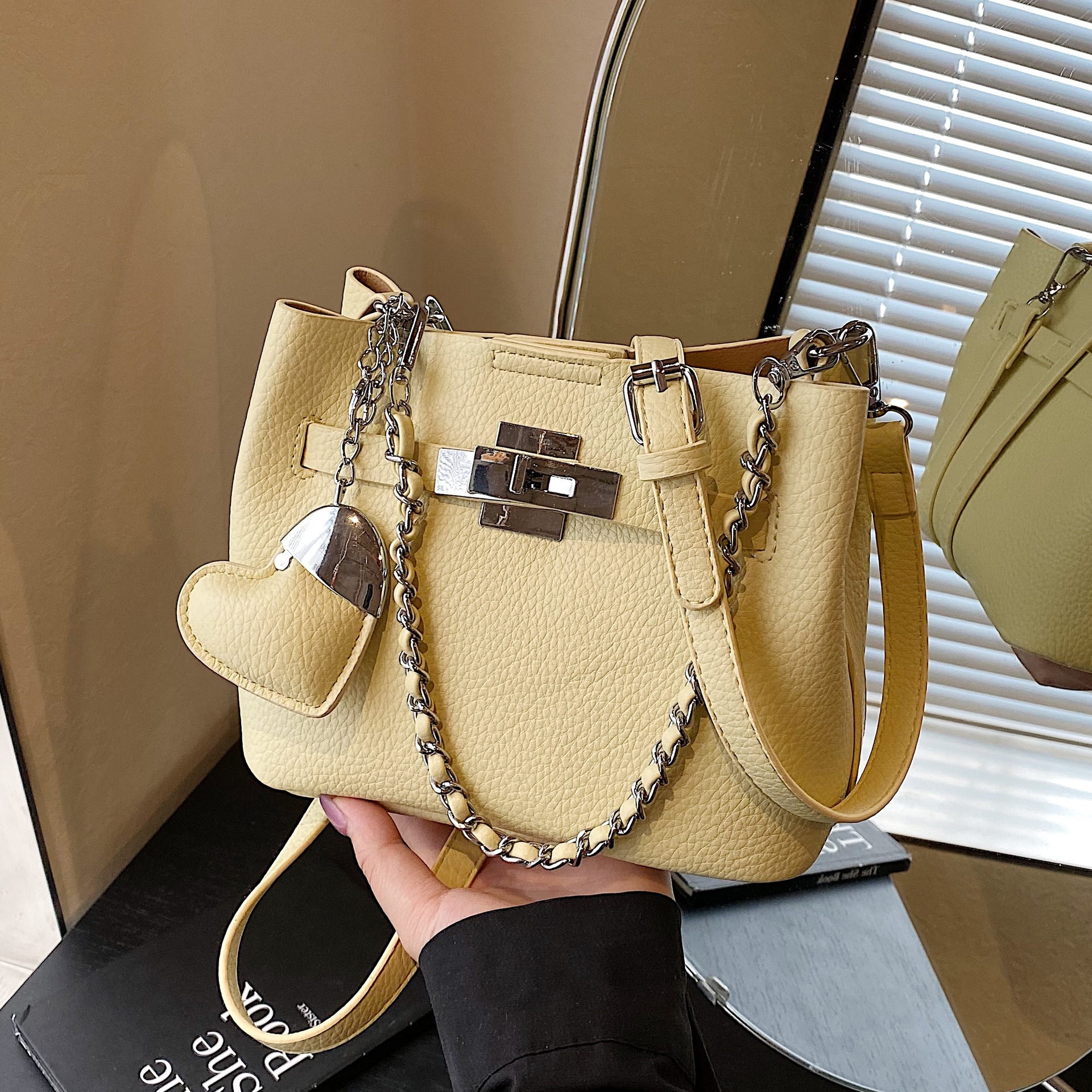 High-end lychee pattern fashionable hand-held bucket bag 2025 Spring new style simple single-shoulder bag trendy casual crossbody bag full figure