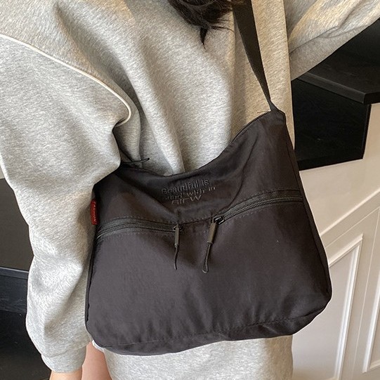 A new cross-border Japanese-style casual nylon fabric crossbody bag, a simple and lightweight single-shoulder bag for women, and a versatile tote bag for commuting details Picture