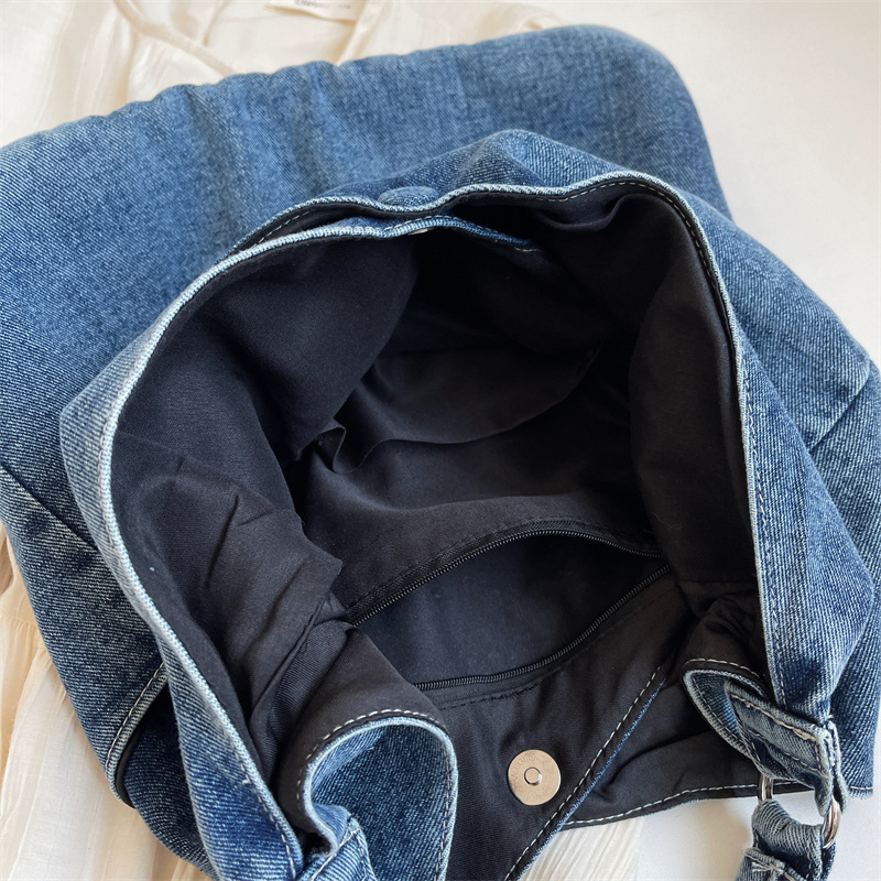 Japanese-style casual denim bag, large-capacity commuter single-shoulder bag for women, simple solid-color hand-held tote bag, underarm bag Application Scenario