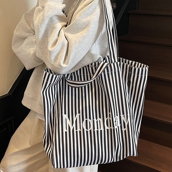 A new Korean-style, versatile and fashionable striped single-shoulder bag with a large capacity for students to carry to class Specification drawing