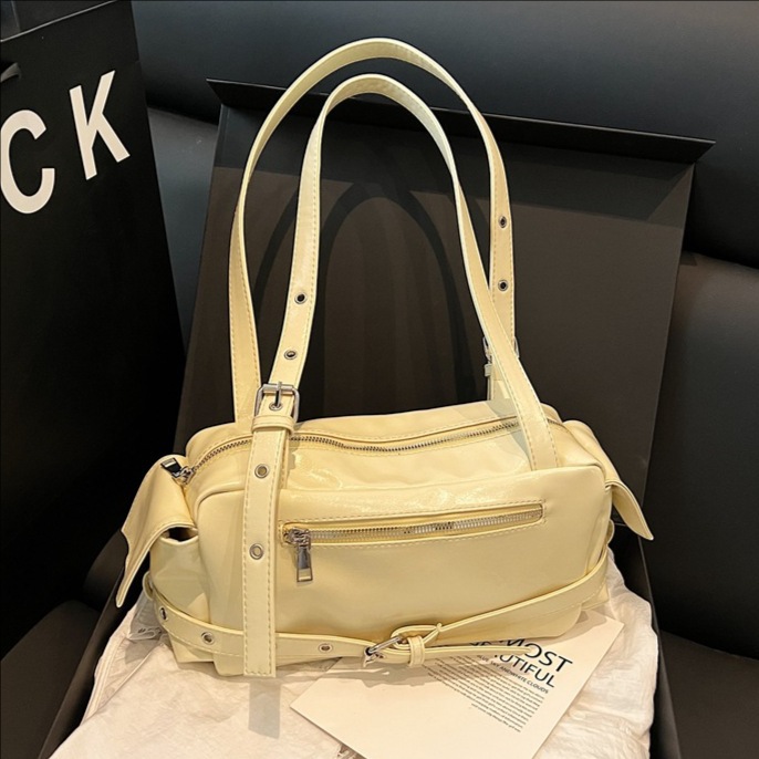 Cross-border Korean version versatile Tote bag 2025 New riveted motorcycle bag, trendy underarm bag, work commuting single-shoulder bag full figure